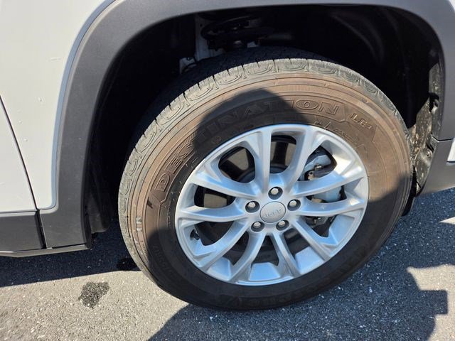 Used 2020 Jeep Cherokee Latitude w/ Cold Weather Group AWD/4WD image 28