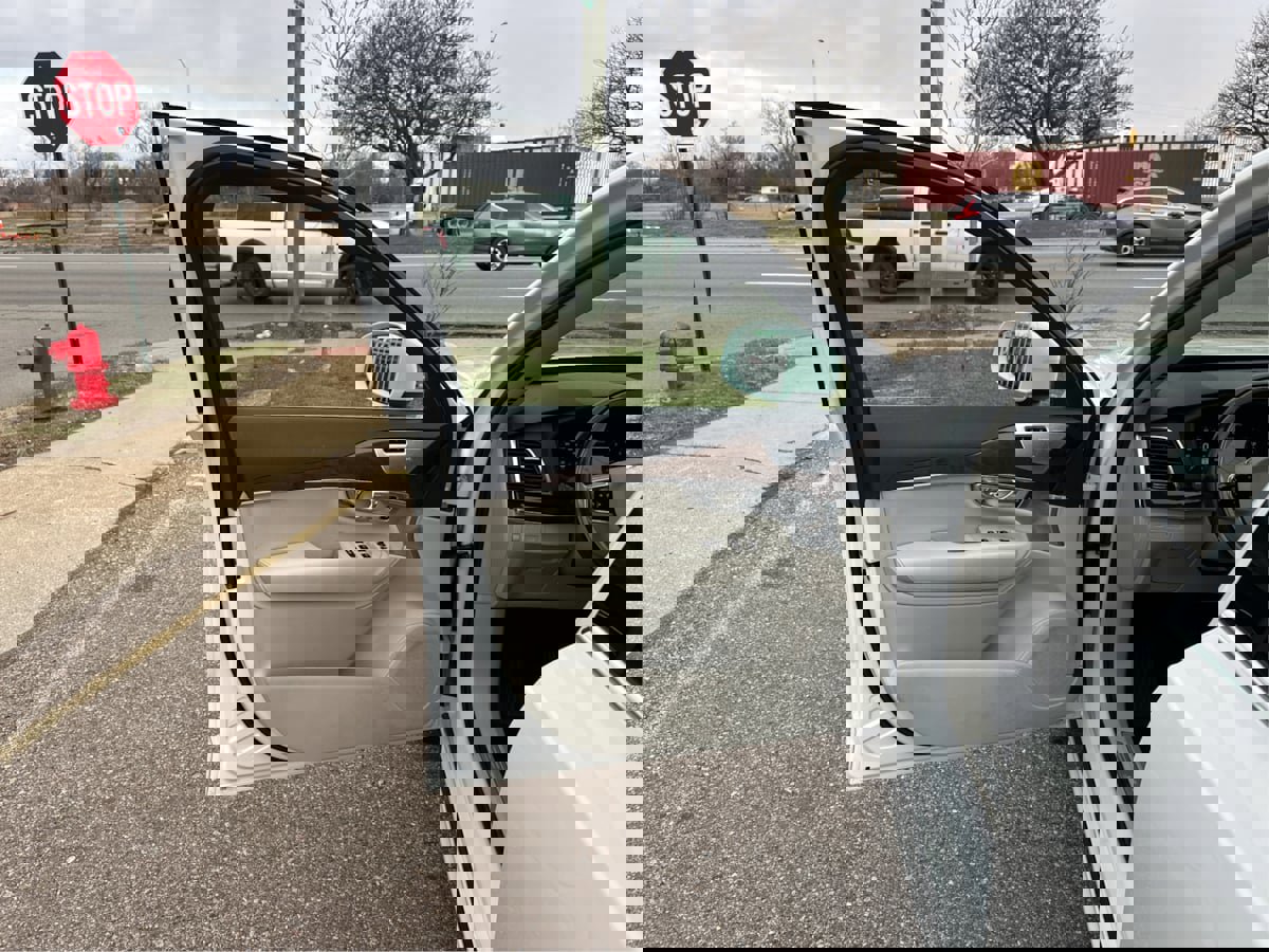 Used 2016 Volvo XC90 T6 Momentum w/ Momentum Plus Package image 16