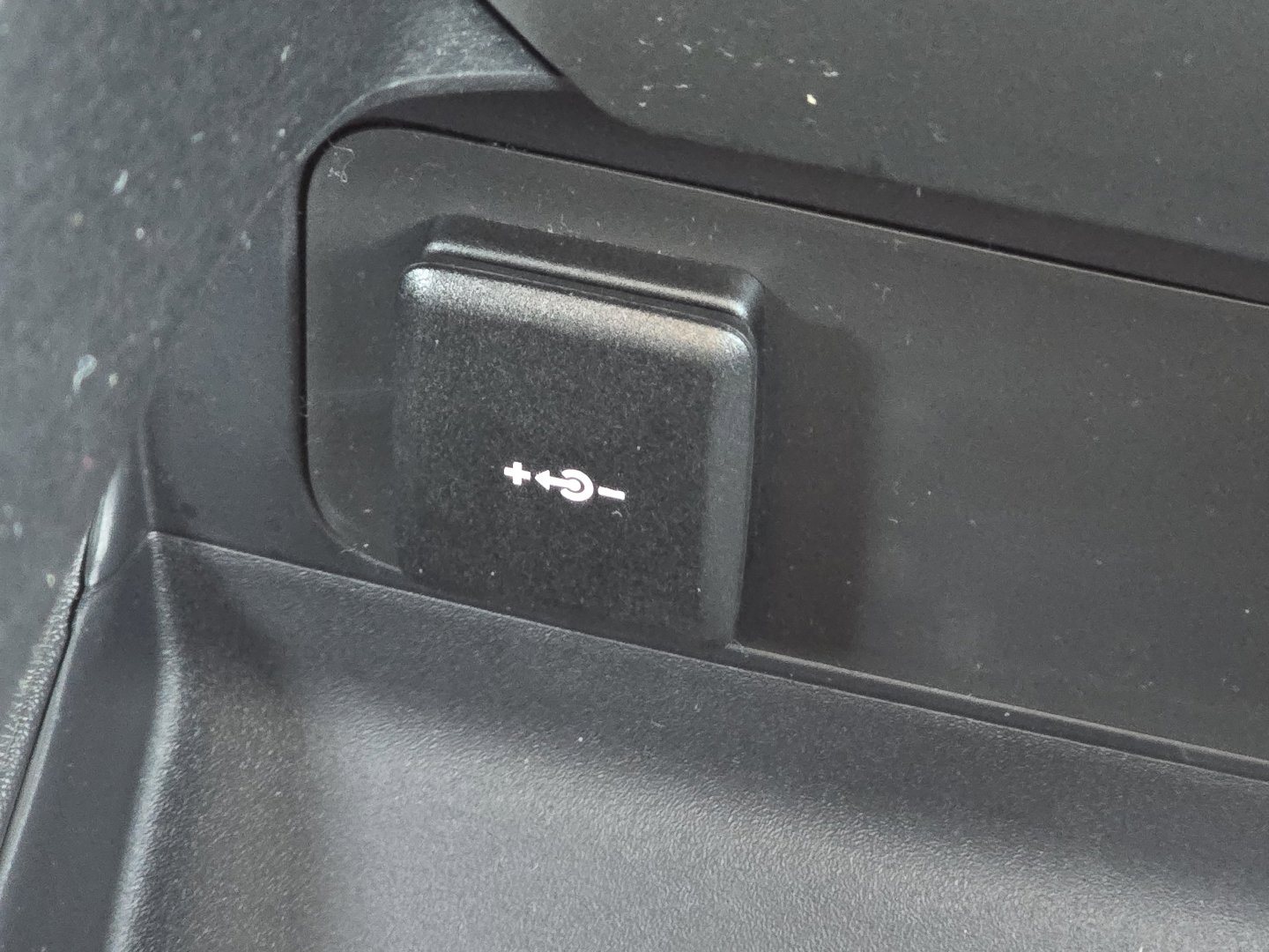 New 2026 Land Rover Defender 130 V8 image 10