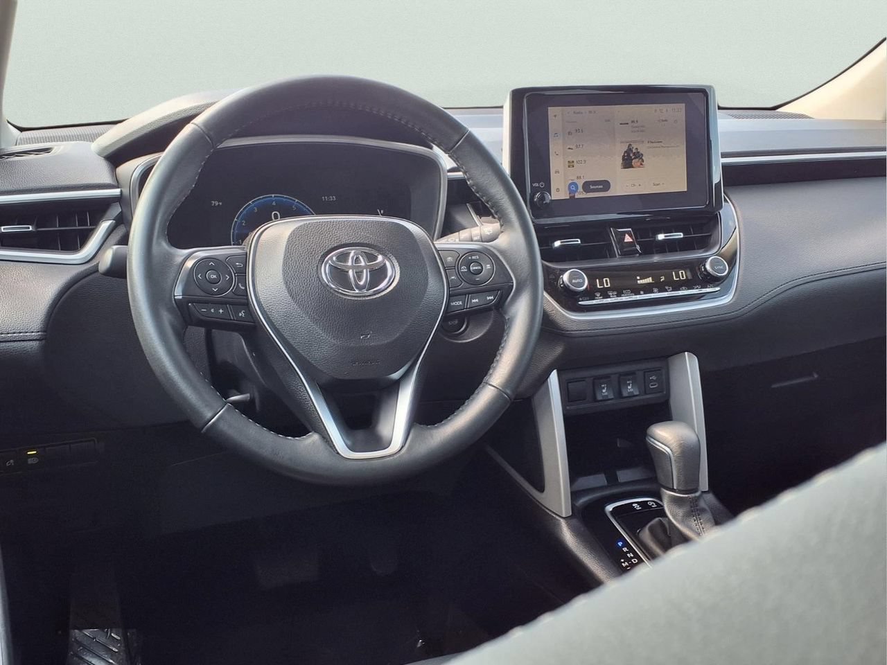 Used 2025 Toyota Corolla Cross XLE FWD image 12