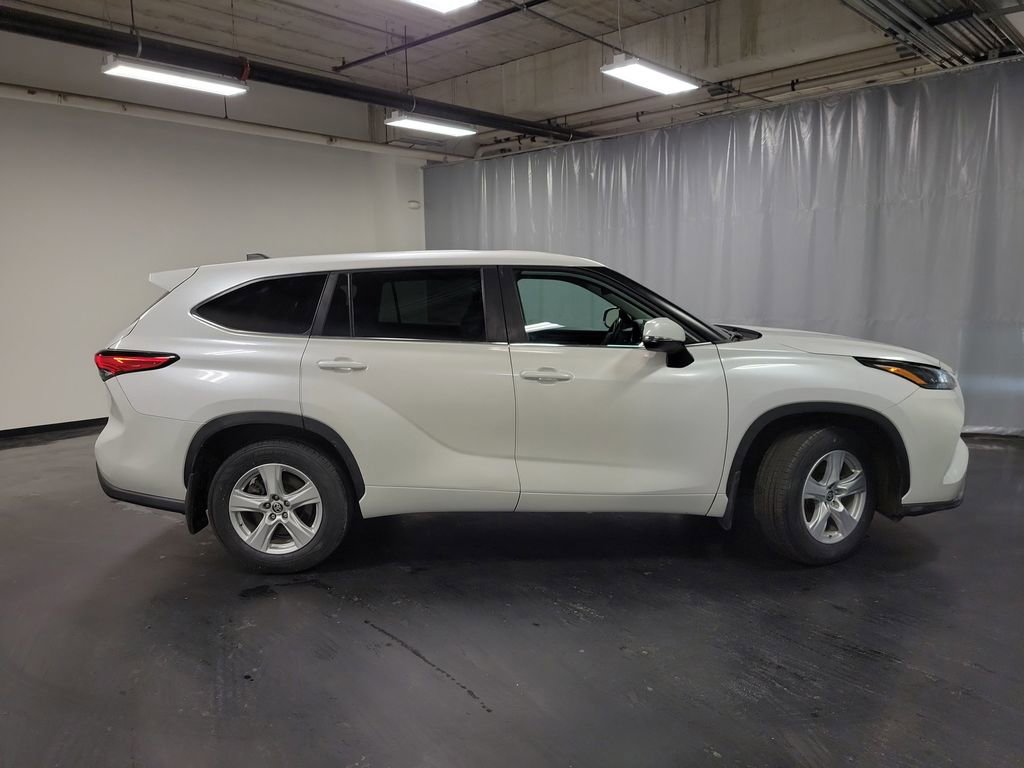 Used 2023 Toyota Highlander LE AWD/4WD image 9