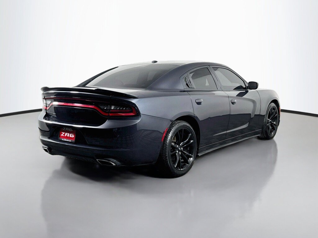 Used 2017 Dodge Charger SE w/ Blacktop Package RWD image 5