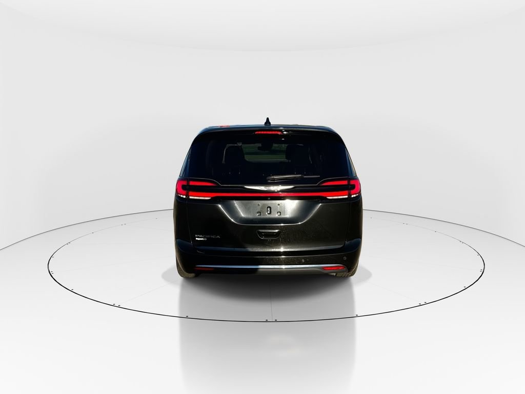Used 2023 Chrysler Pacifica Touring-L image 7