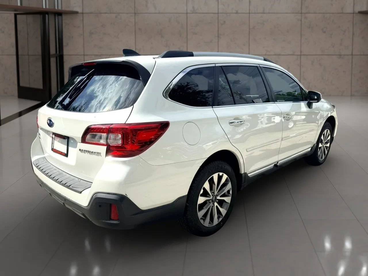 Used 2019 Subaru Outback 2.5i Touring AWD/4WD image 3