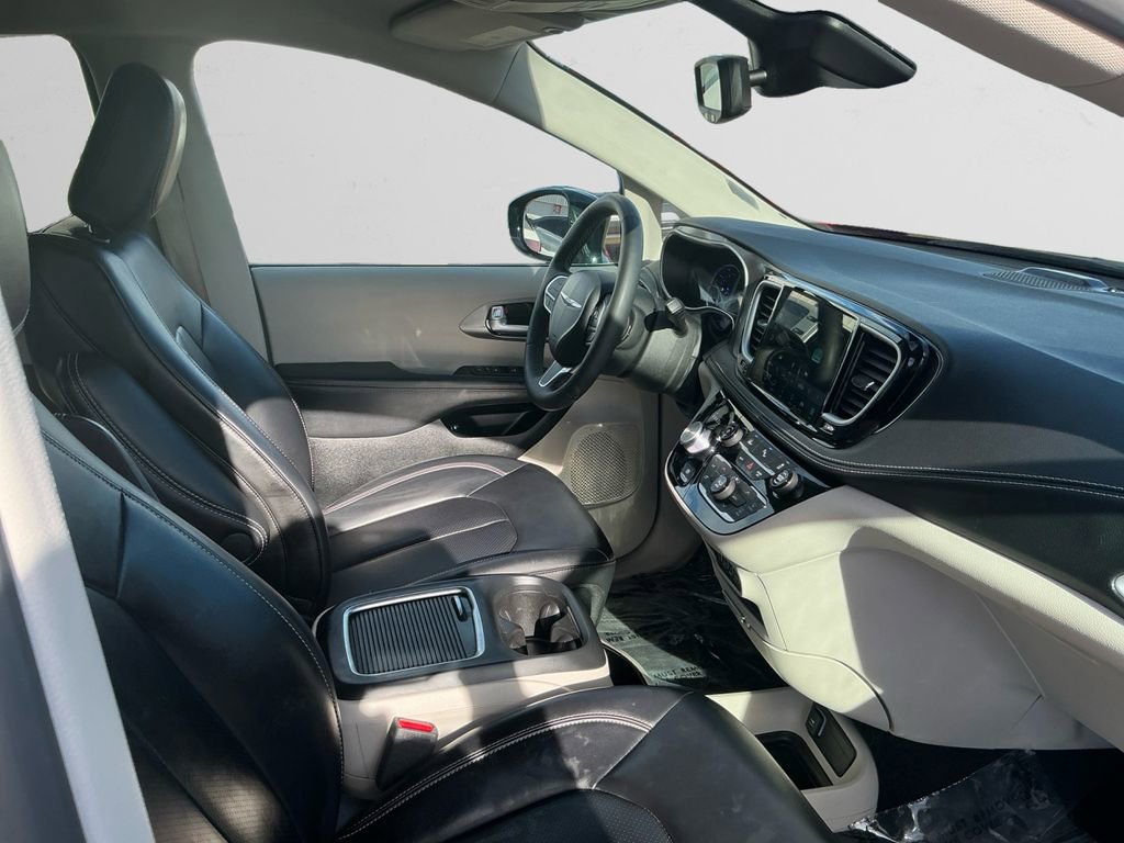 Used 2024 Chrysler Pacifica Select image 15