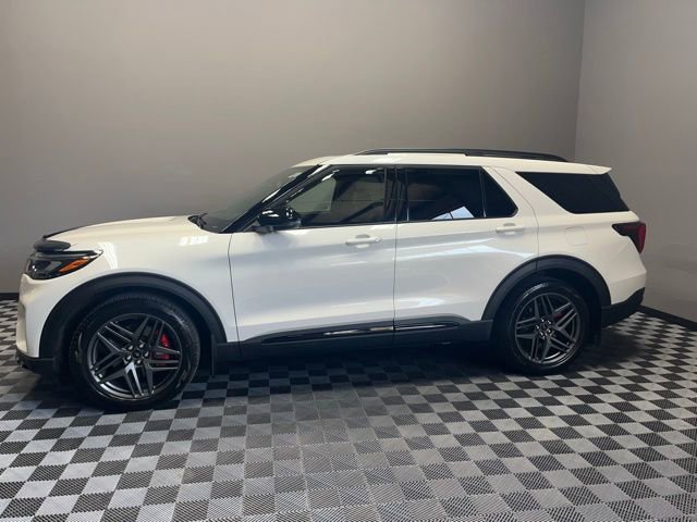 Used 2025 Ford Explorer ST image 2