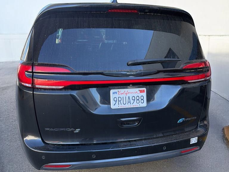 Used 2022 Chrysler Pacifica Limited w/ Uconnect Theater Family Group image 4