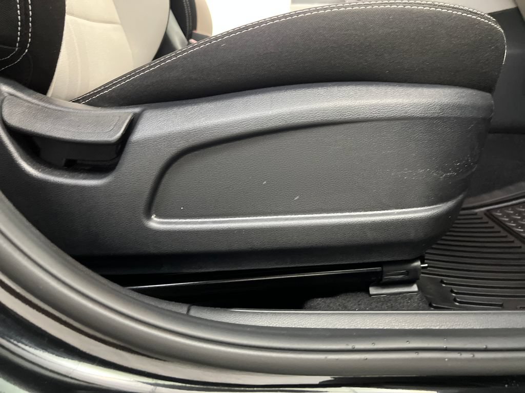 Used 2025 Hyundai Venue SEL FWD image 29