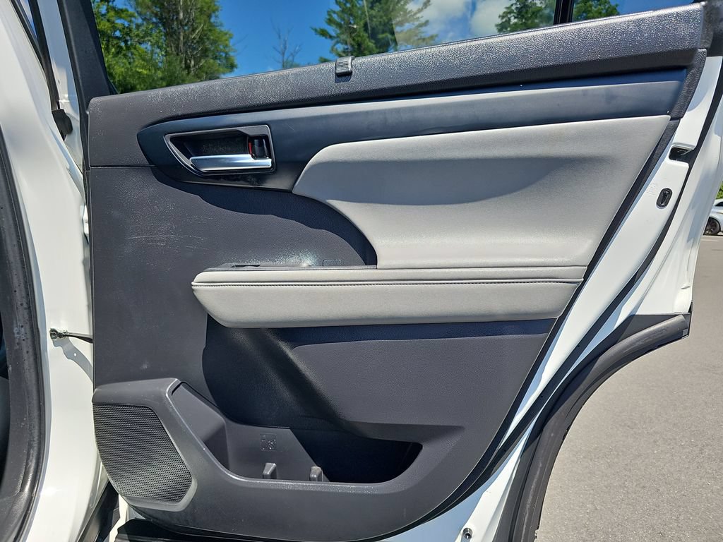 Used 2022 Toyota Highlander XLE AWD/4WD image 26