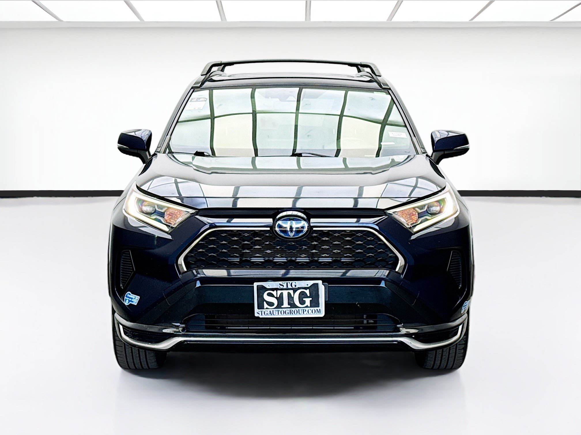Used 2021 Toyota RAV4 SE w/ Weather & Moonroof Package AWD/4WD image 2