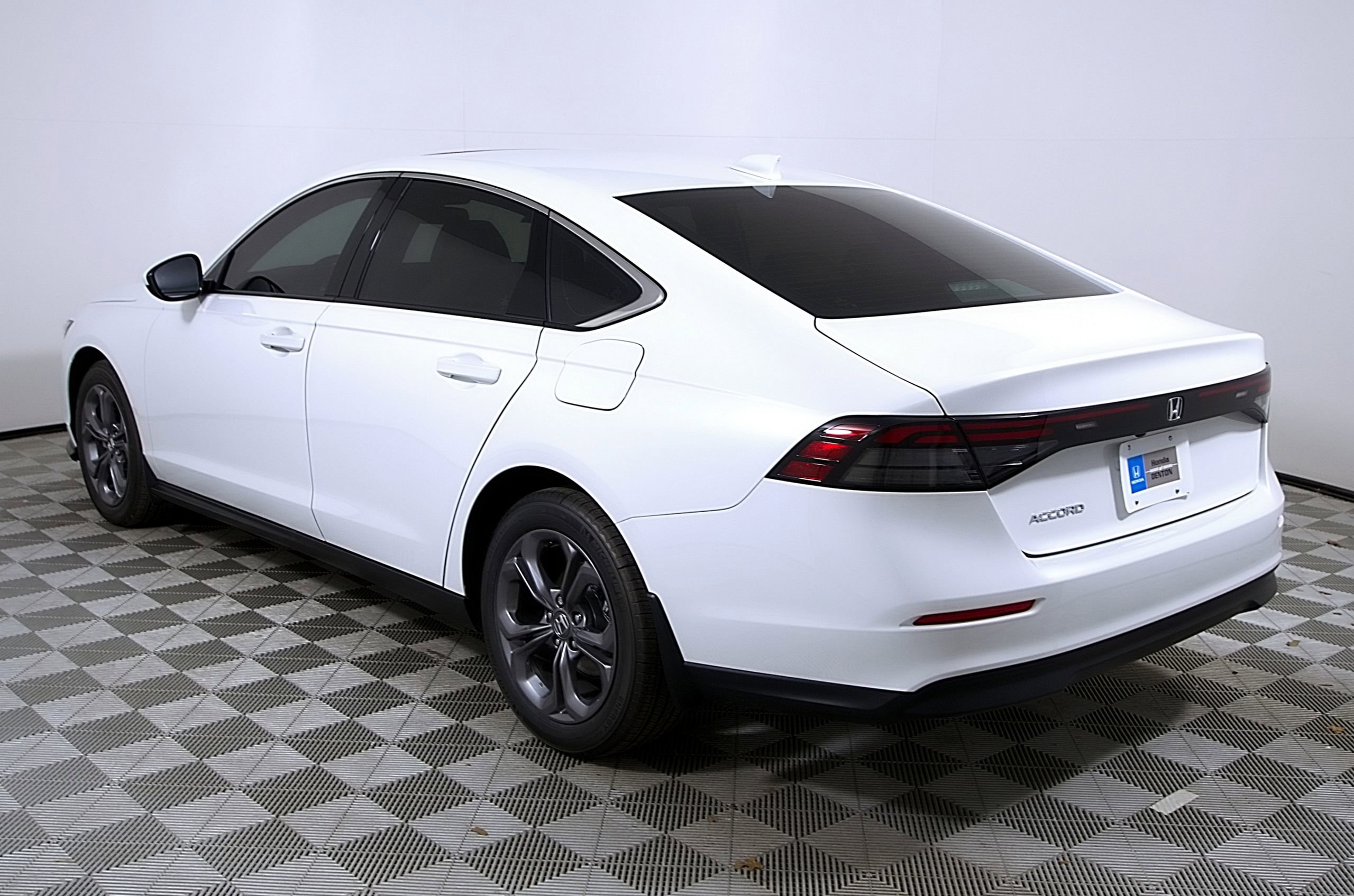 Used 2023 Honda Accord EX image 9