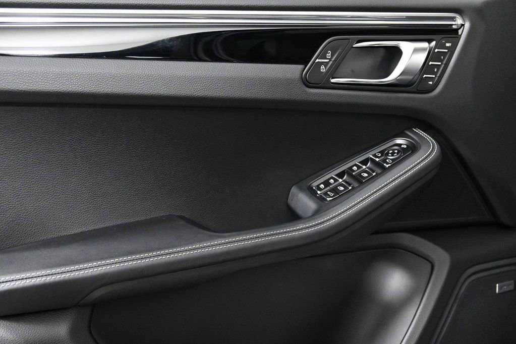 Certified 2026 Porsche Macan AWD/4WD image 6