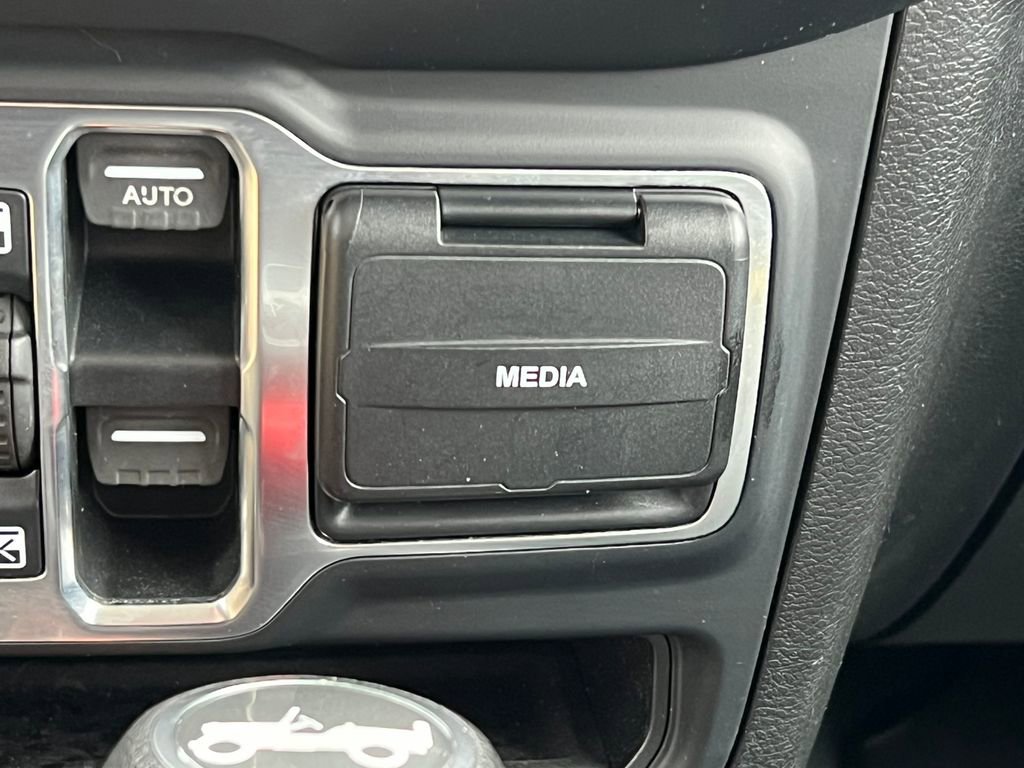 Used 2018 Jeep Wrangler Unlimited Sahara image 26