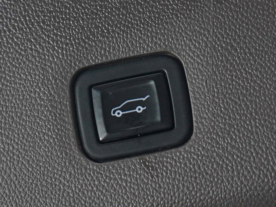 Used 2020 Chevrolet Traverse LT w/ Driver Confidence II Package image 19