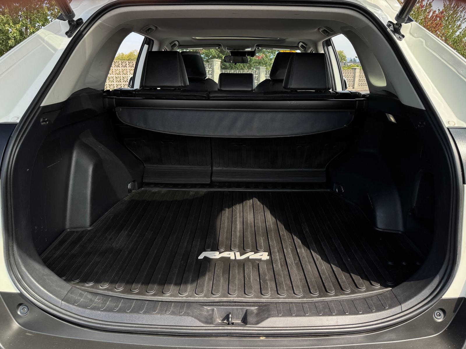 Used 2022 Toyota RAV4 XLE Premium AWD/4WD image 30