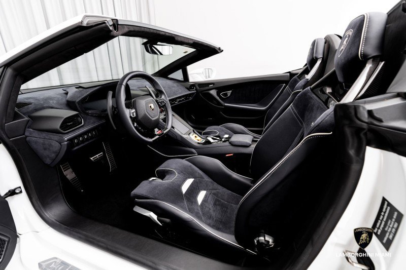 Used 2024 Lamborghini Huracan EVO image 35