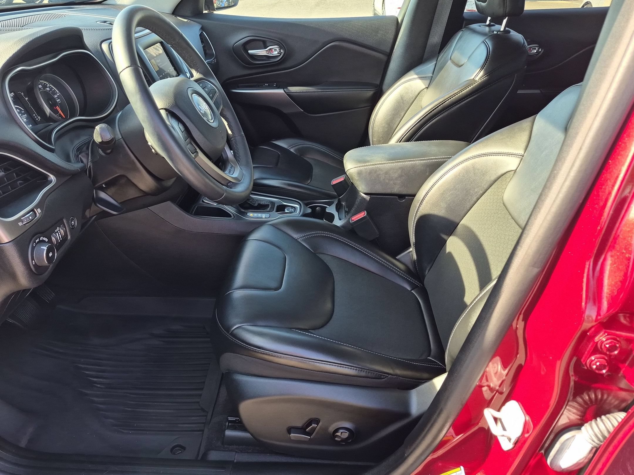 Used 2019 Jeep Cherokee Latitude Plus w/ Comfort/Convenience Group FWD image 14