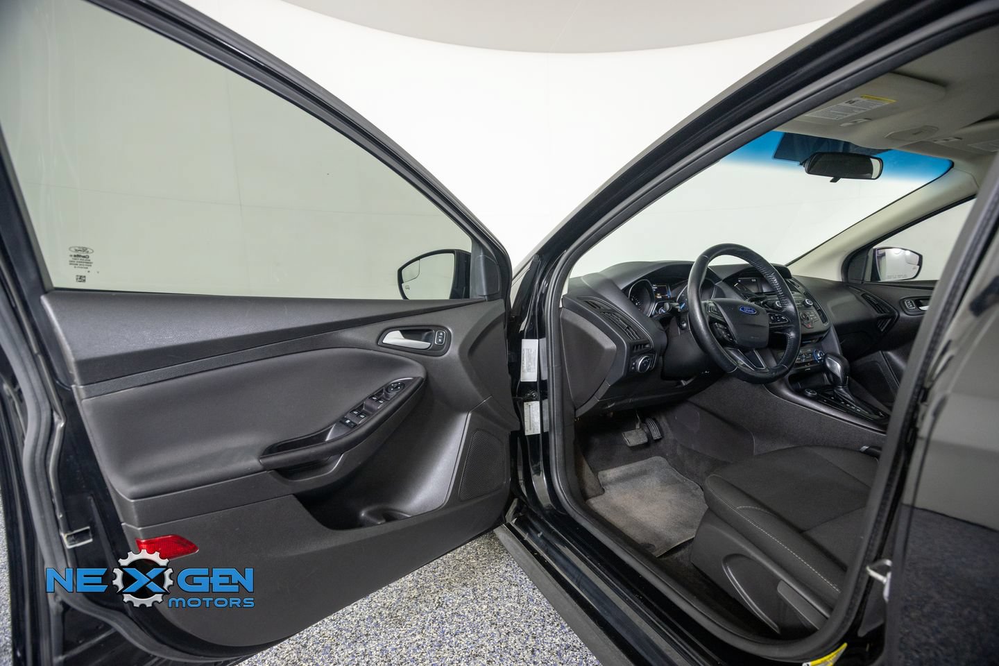 Used 2017 Ford Focus SE w/ SE Sport Package FWD image 9