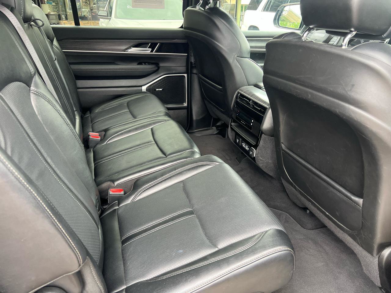 Used 2024 Jeep Wagoneer Series II w/ Flexible Seating Group AWD/4WD image 18