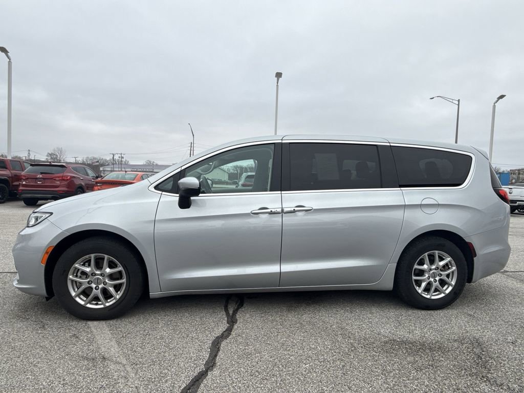 Used 2023 Chrysler Pacifica Touring-L image 5