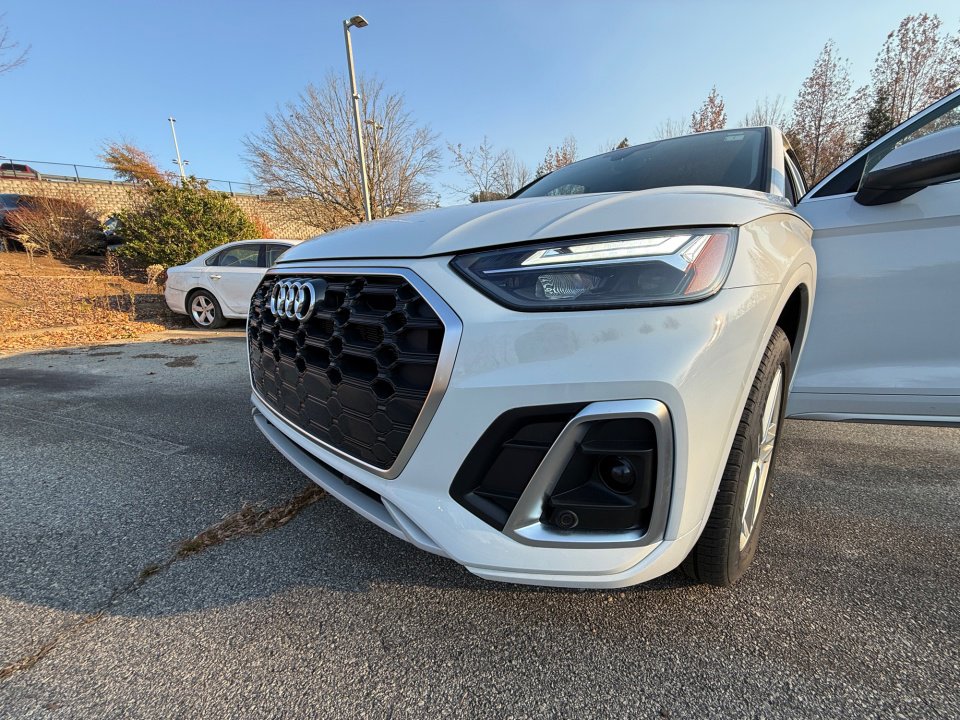 Used 2024 Audi Q5 e Premium w/ Convenience Package image 26