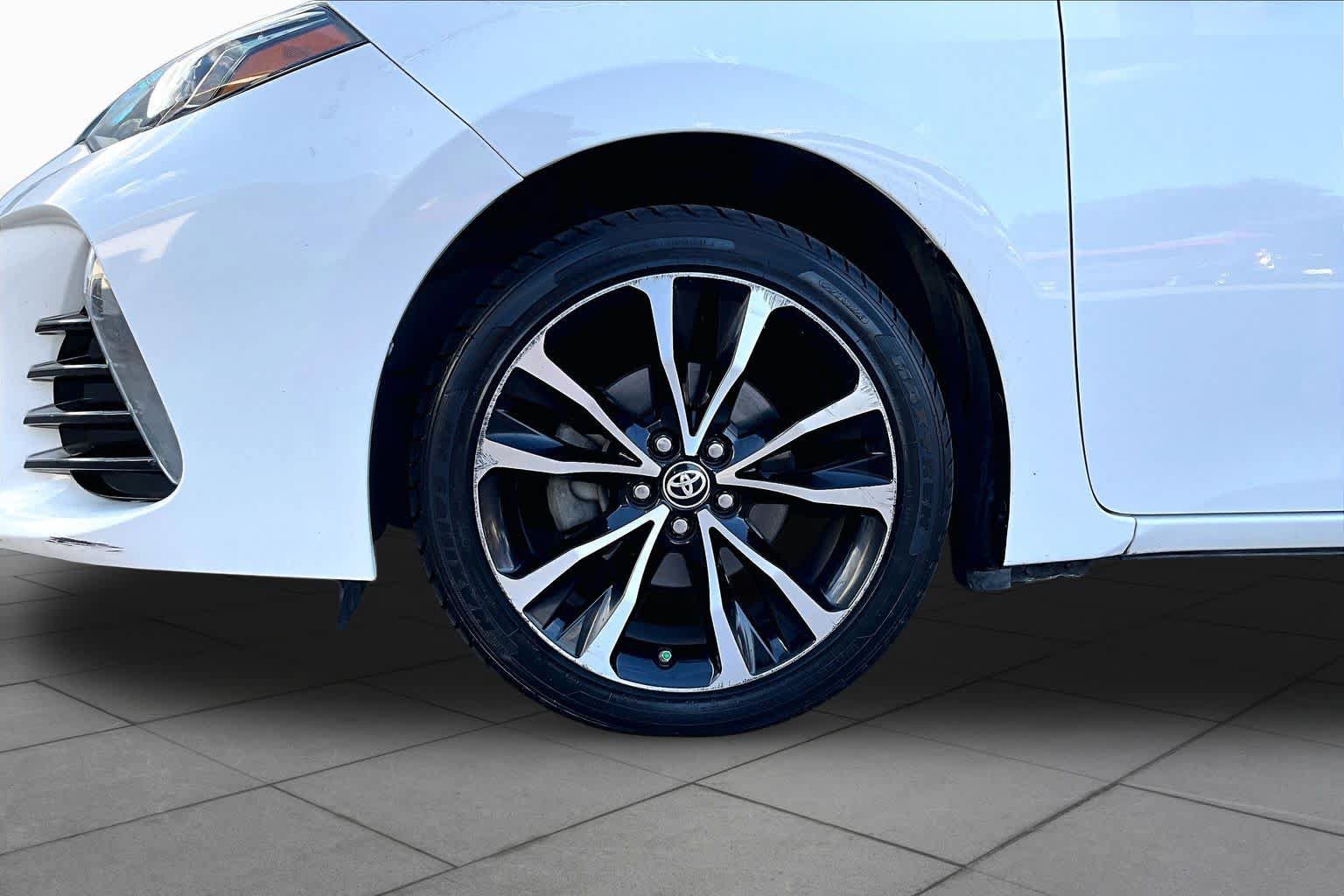 Used 2017 Toyota Corolla SE w/ SE Premium Package FWD image 11