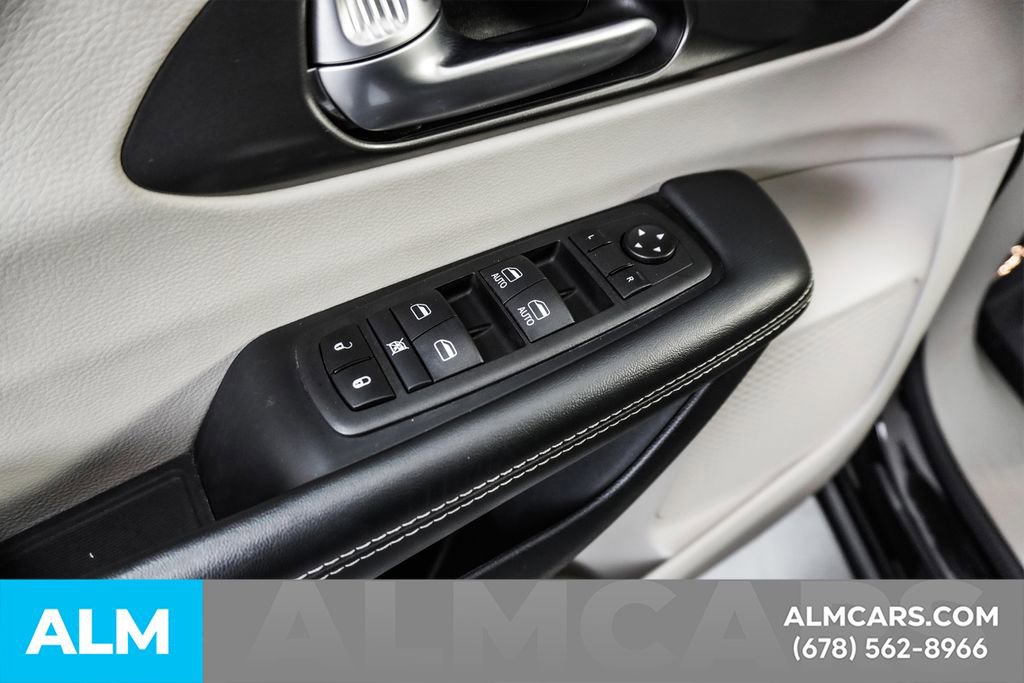 Used 2024 Chrysler Pacifica Select image 48