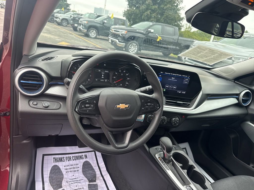 Used 2025 Chevrolet Trax LS image 38