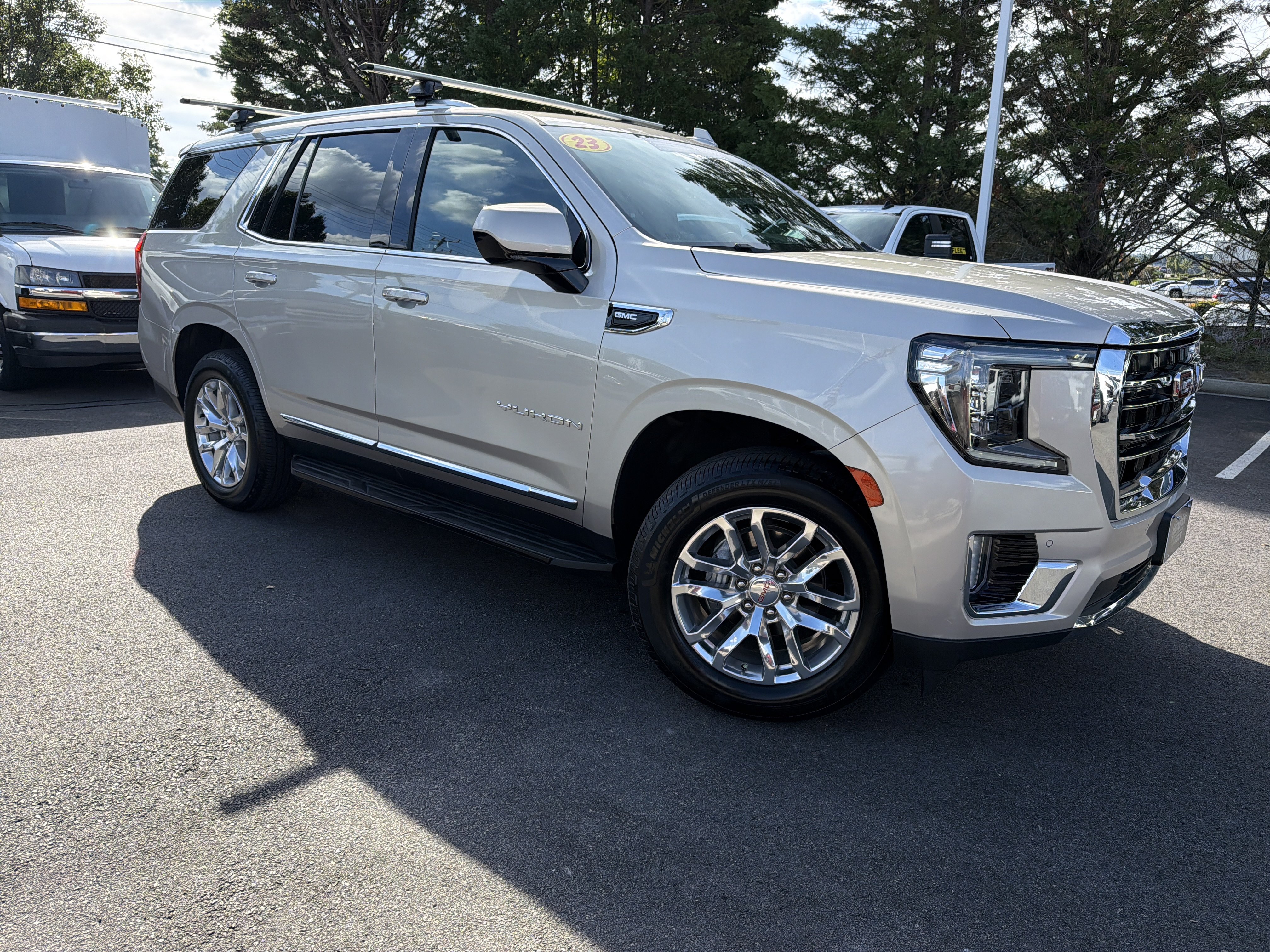 Used 2023 GMC Yukon SLT AWD/4WD image 2