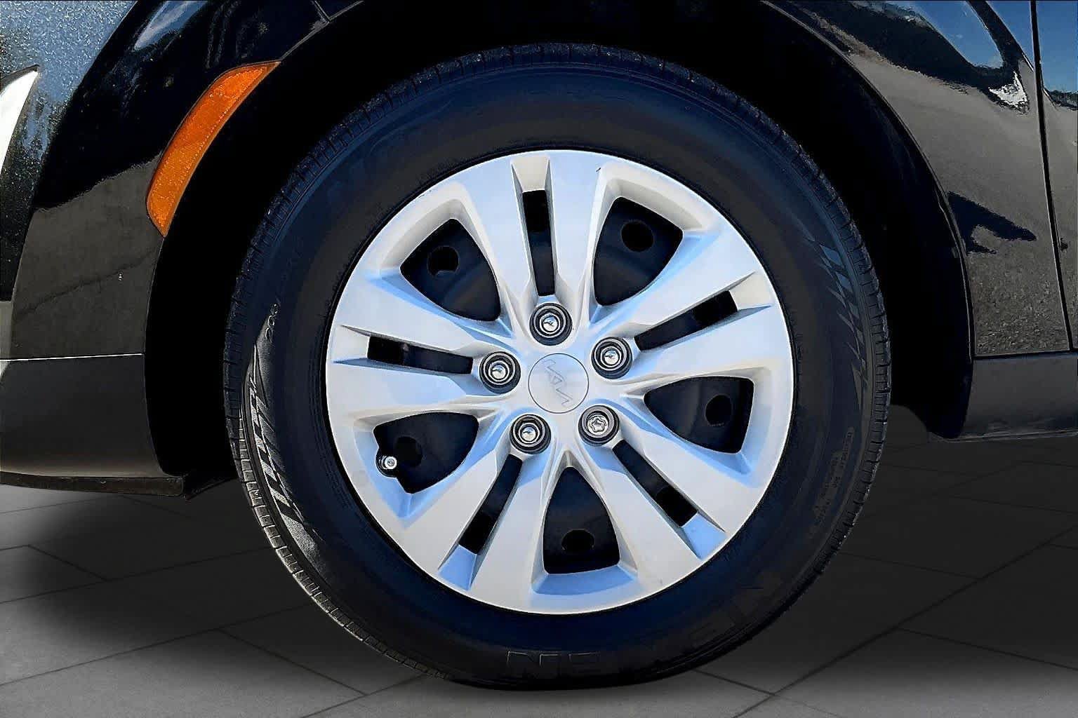 Used 2025 Kia Soul LX FWD image 11