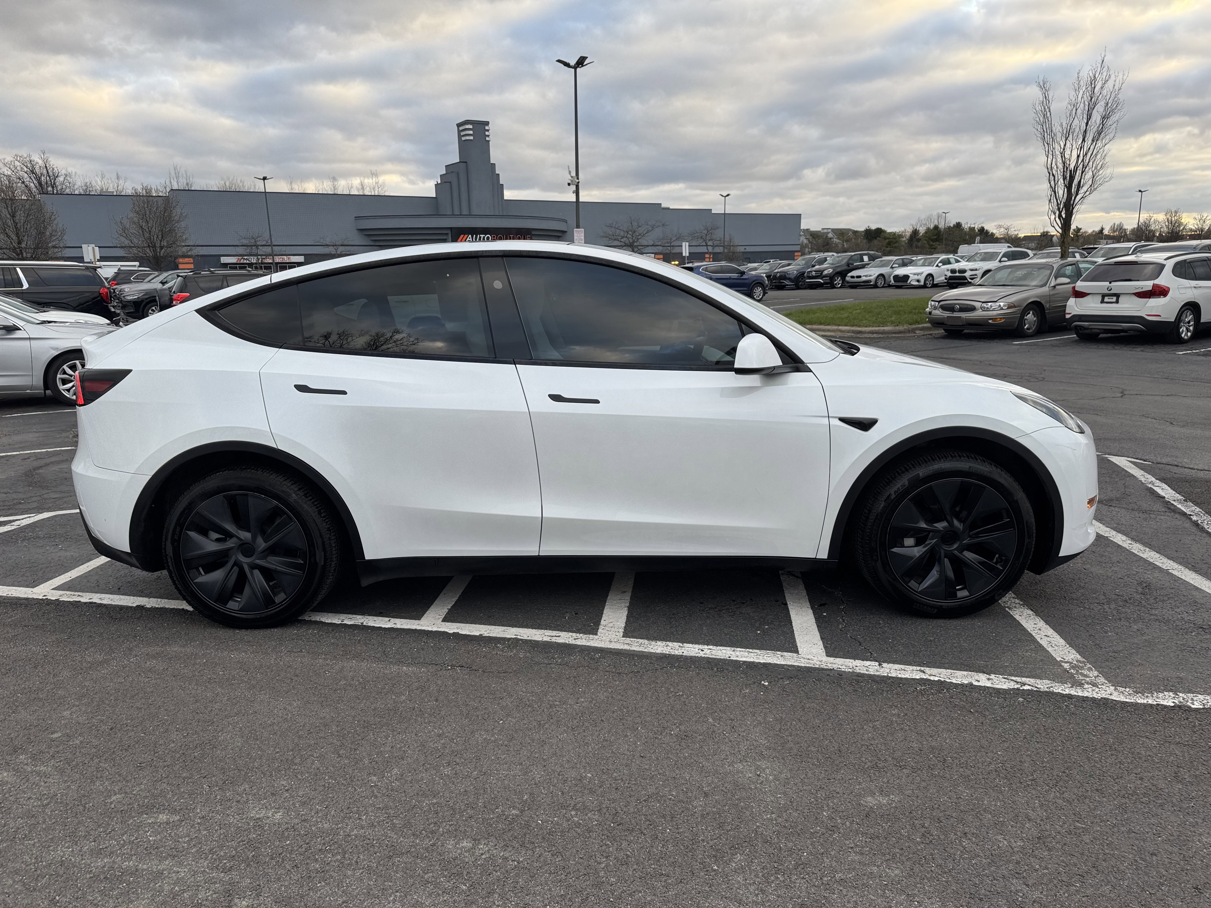 Used 2024 Tesla Model Y Long Range AWD/4WD image 18