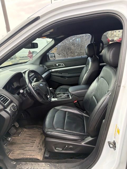 Used 2017 Ford Explorer XLT w/ Equipment Group 202A AWD/4WD image 16