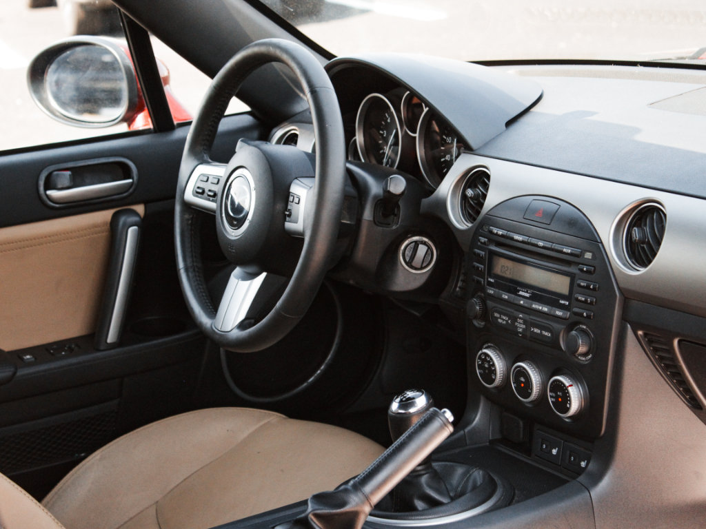 Used 2010 MAZDA MX-5 Miata Grand Touring w/ Premium Pkg RWD image 22
