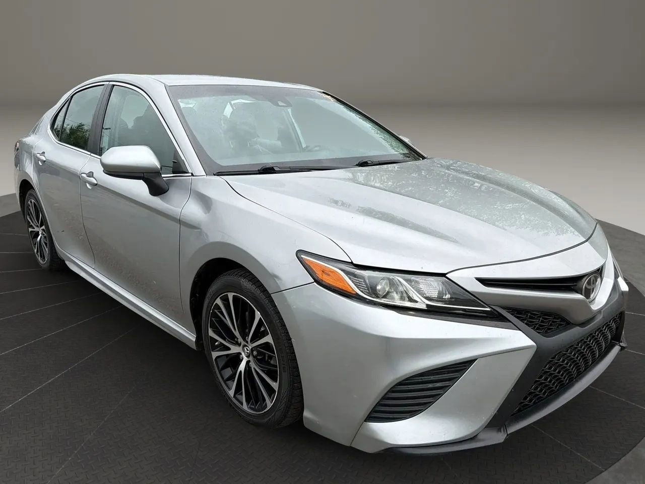 Used 2019 Toyota Camry SE FWD image 3