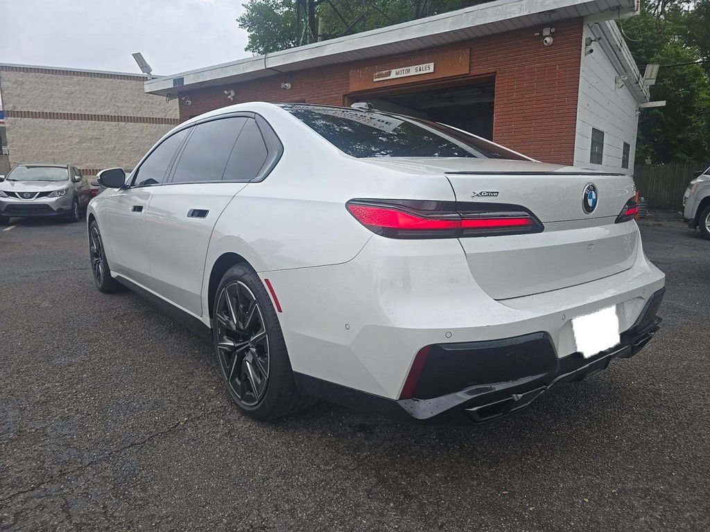 Used 2023 BMW 760i xDrive AWD/4WD image 3