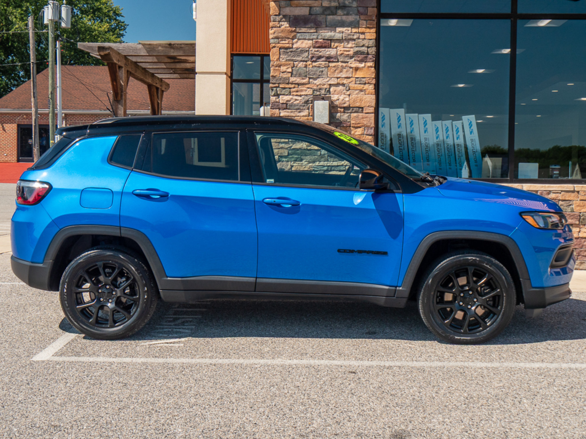 Used 2023 Jeep Compass Latitude w/ Sun and Sound Group AWD/4WD image 2