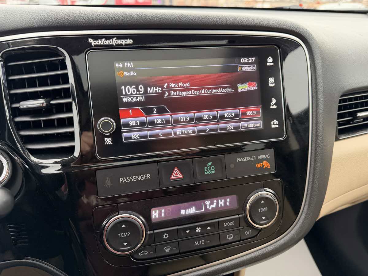 Used 2018 Mitsubishi Outlander SEL image 25