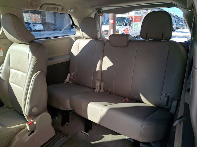 Used 2018 Toyota Sienna XLE w/ XLE Navigation Package image 11