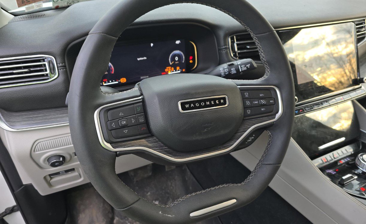 Used 2023 Jeep Wagoneer Series II w/ HD Trailer Tow Package image 8