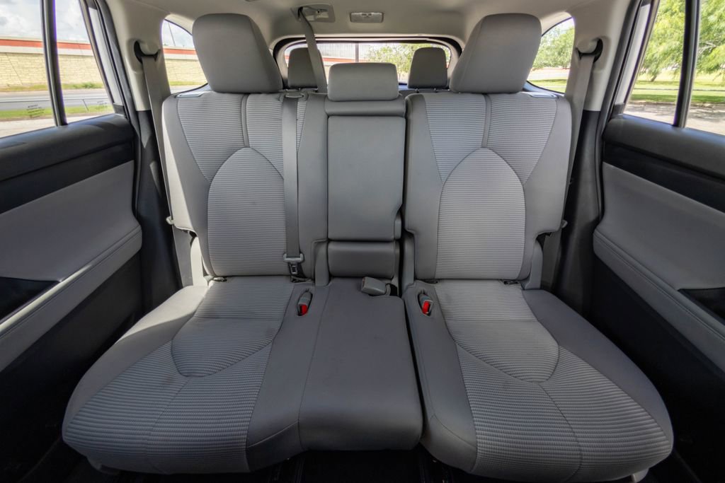 Used 2021 Toyota Highlander L FWD image 18