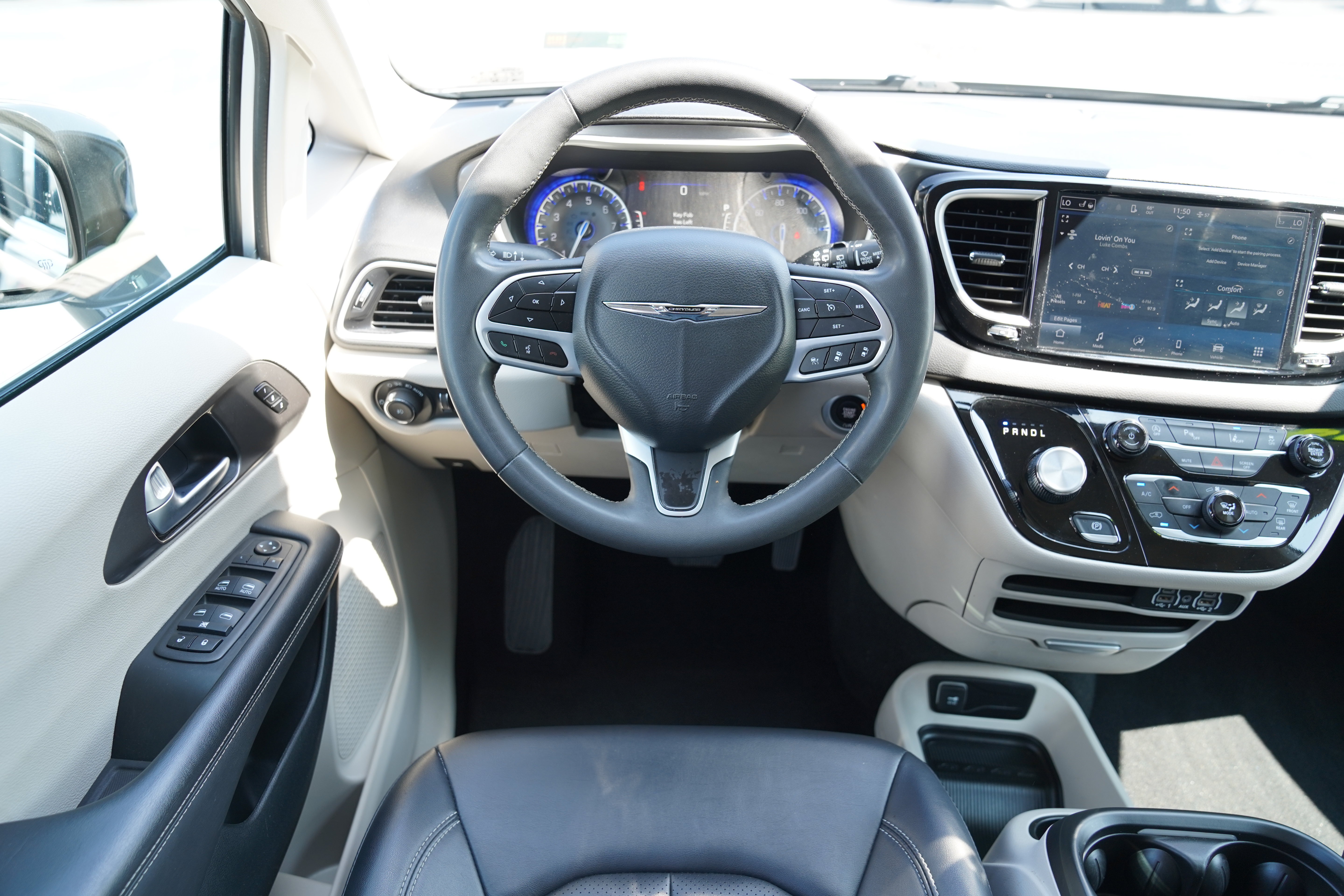 Used 2024 Chrysler Pacifica Touring-L FWD image 13