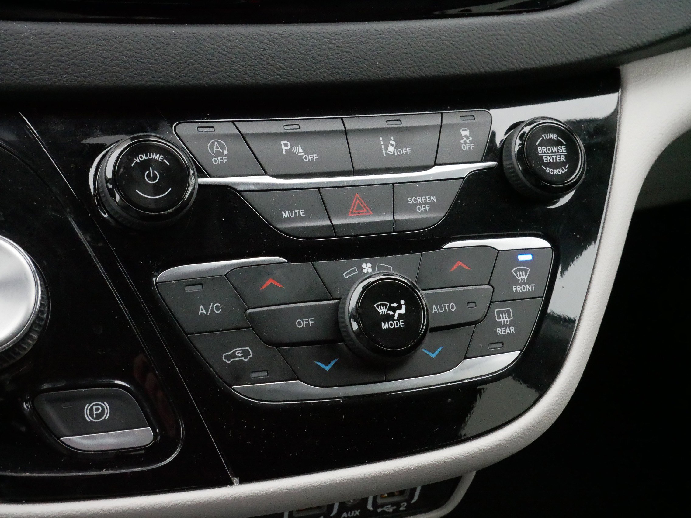 Used 2024 Chrysler Pacifica Touring-L image 23