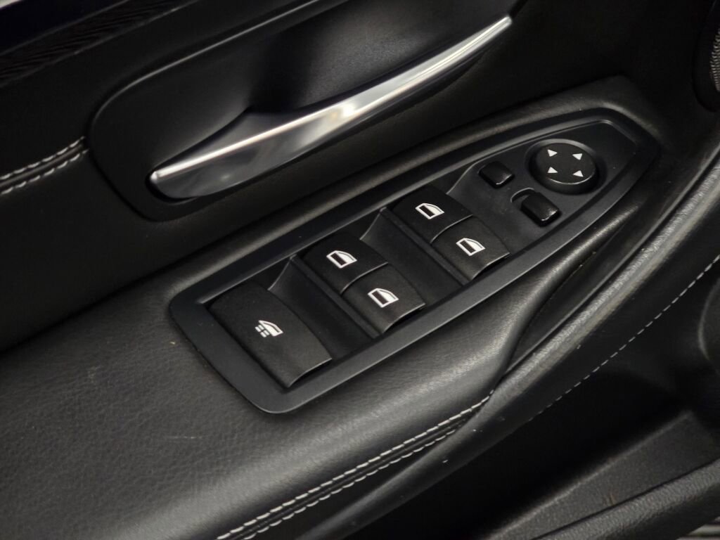 Used 2015 BMW M4 Convertible image 28