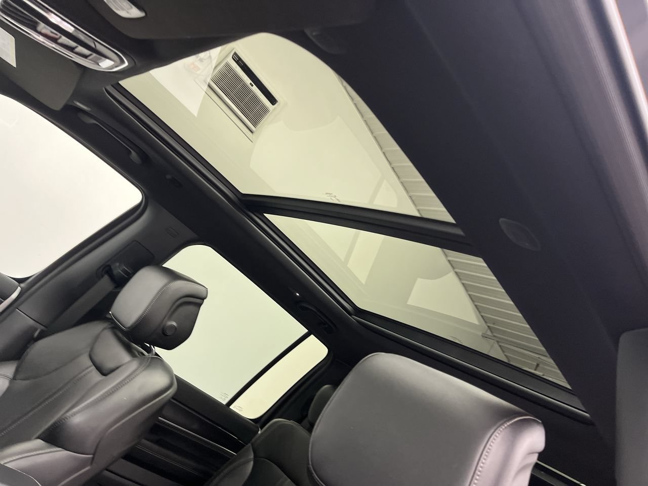 Used 2023 Jeep Wagoneer 4WD w/ Premium Group I image 7