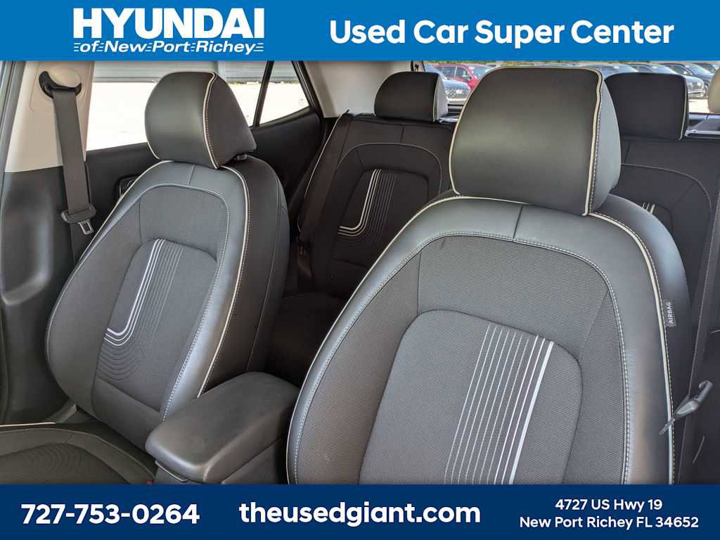 Used 2023 Hyundai Venue Limited image 7