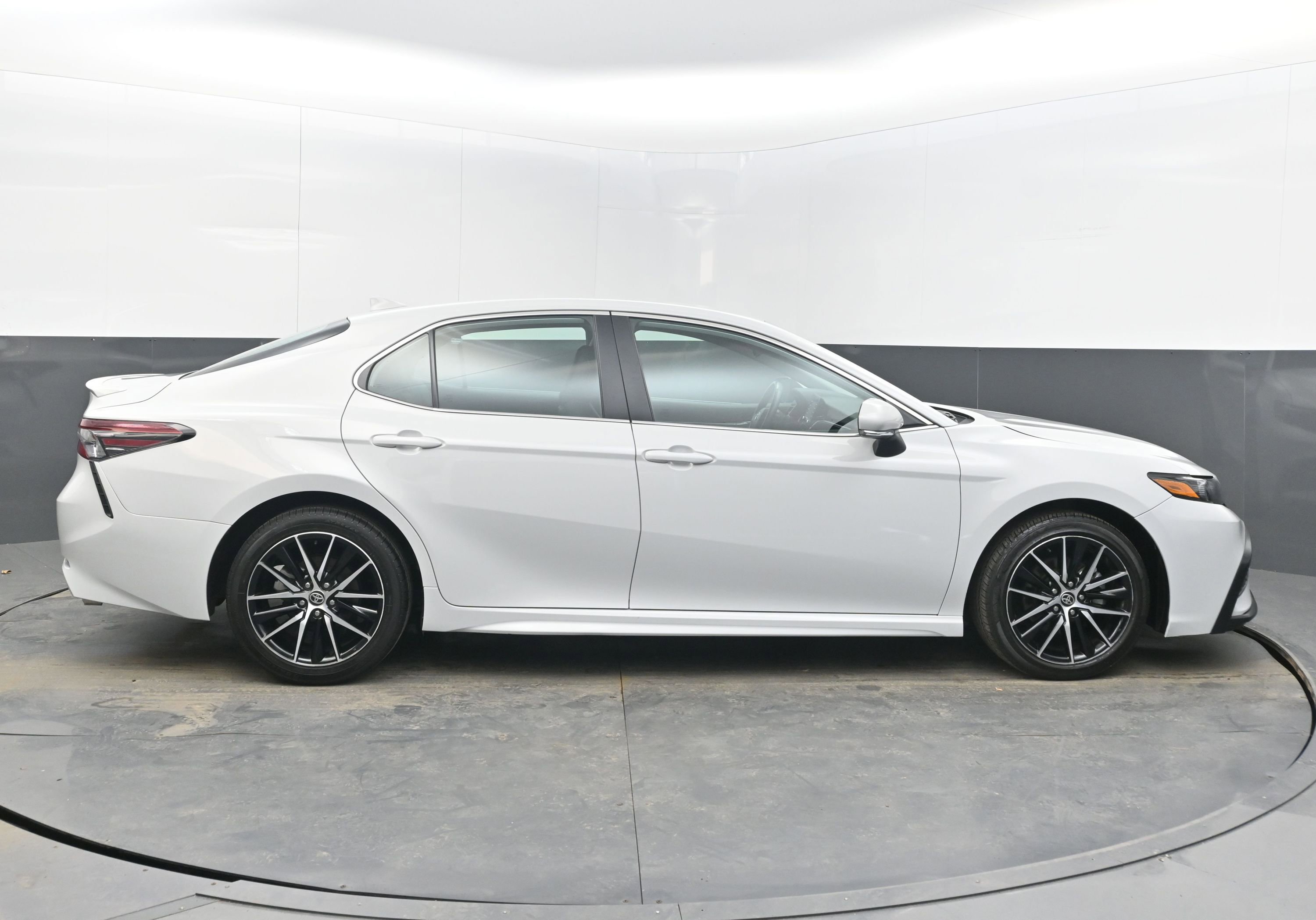 Used 2024 Toyota Camry SE image 10