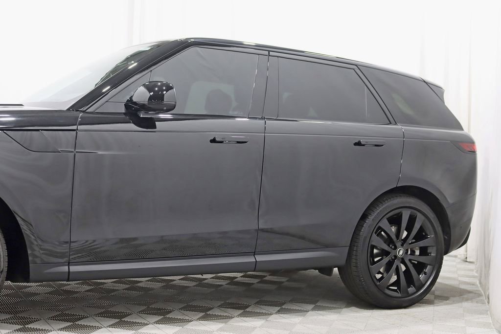 Used 2025 Land Rover Range Rover Sport SE AWD/4WD image 3