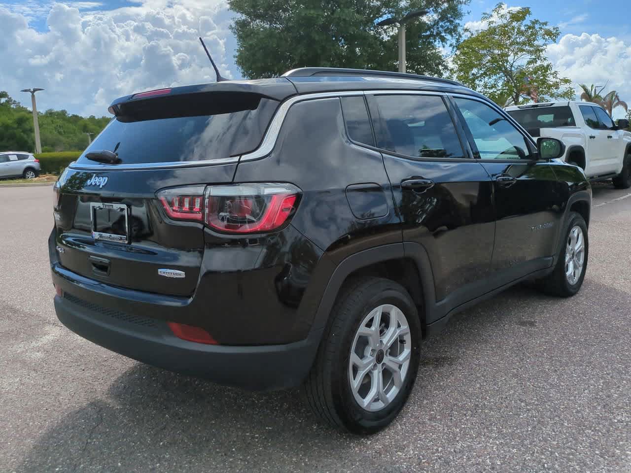 Used 2025 Jeep Compass Latitude AWD/4WD image 6