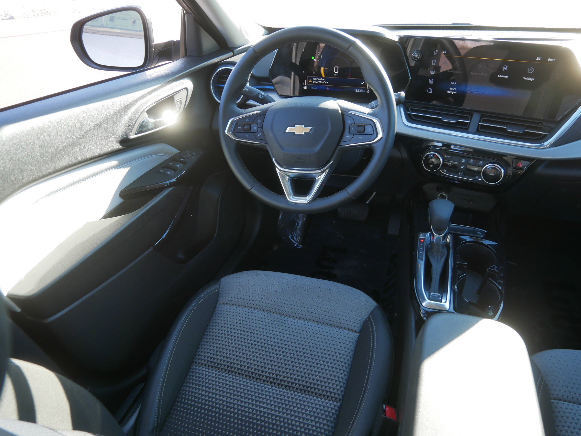 Used 2025 Chevrolet Trax LT w/ LT Convenience Package image 9