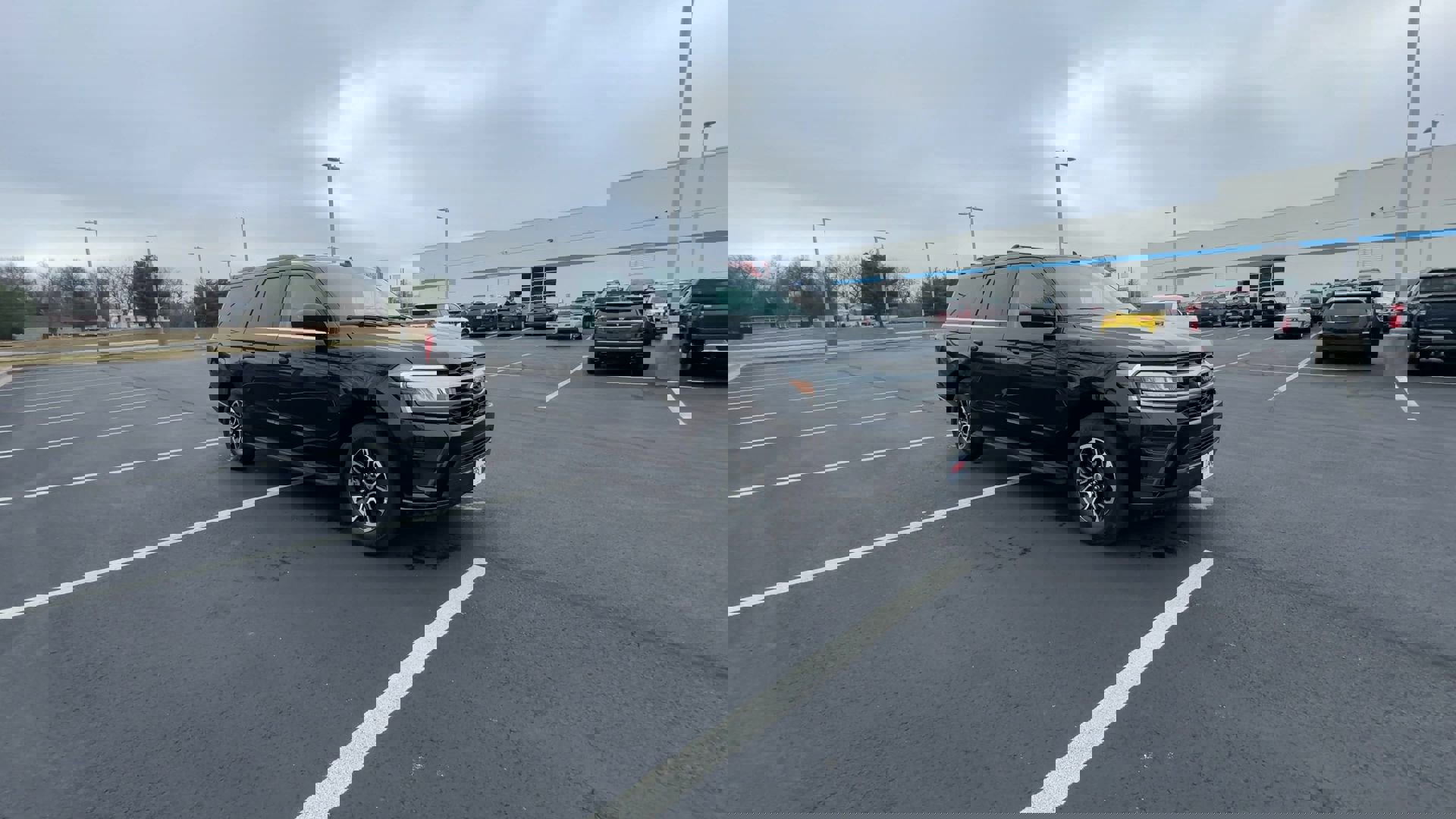 Used 2024 Ford Expedition Max XLT image 3